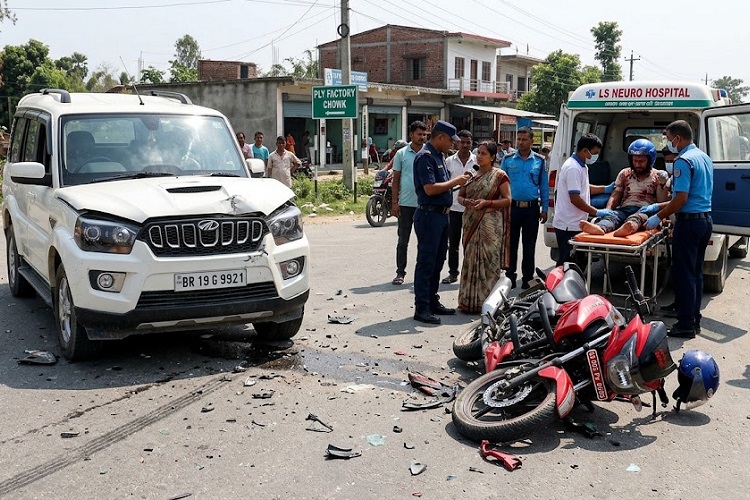 बारामा स्कारपियो र मोटरसाइकल ठोक्किँदा किशोरको मृत्यु, दुई जना घाइते