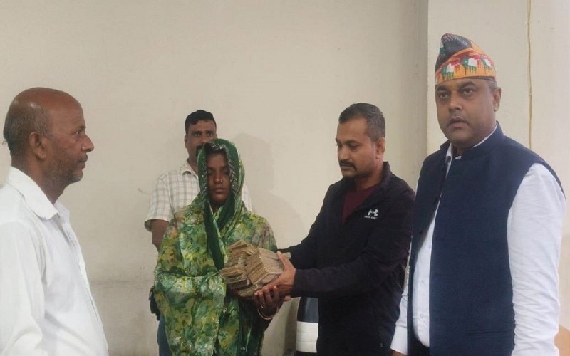 महोत्तरीमा प्रशासनको पहलपछि सहकारीमा डुबेको १२ लाखमध्ये ८ लाख फिर्ता