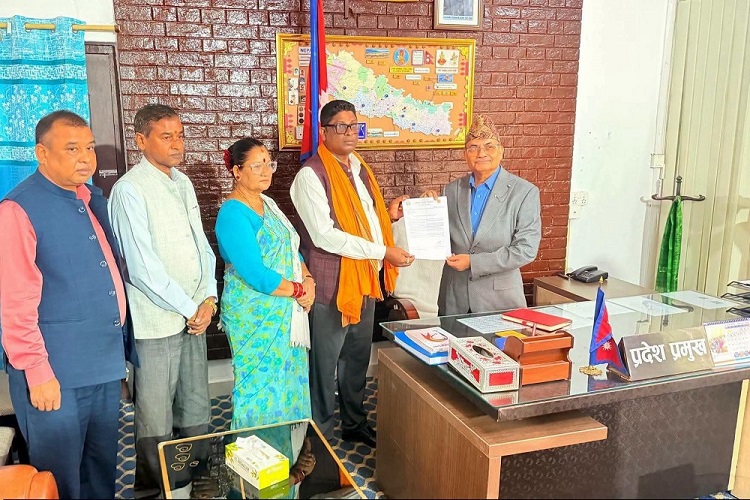 मधेश सरकारबाट एमाले बाहिरियो, मुख्यमन्त्री यादव अप्ठ्यारोमा